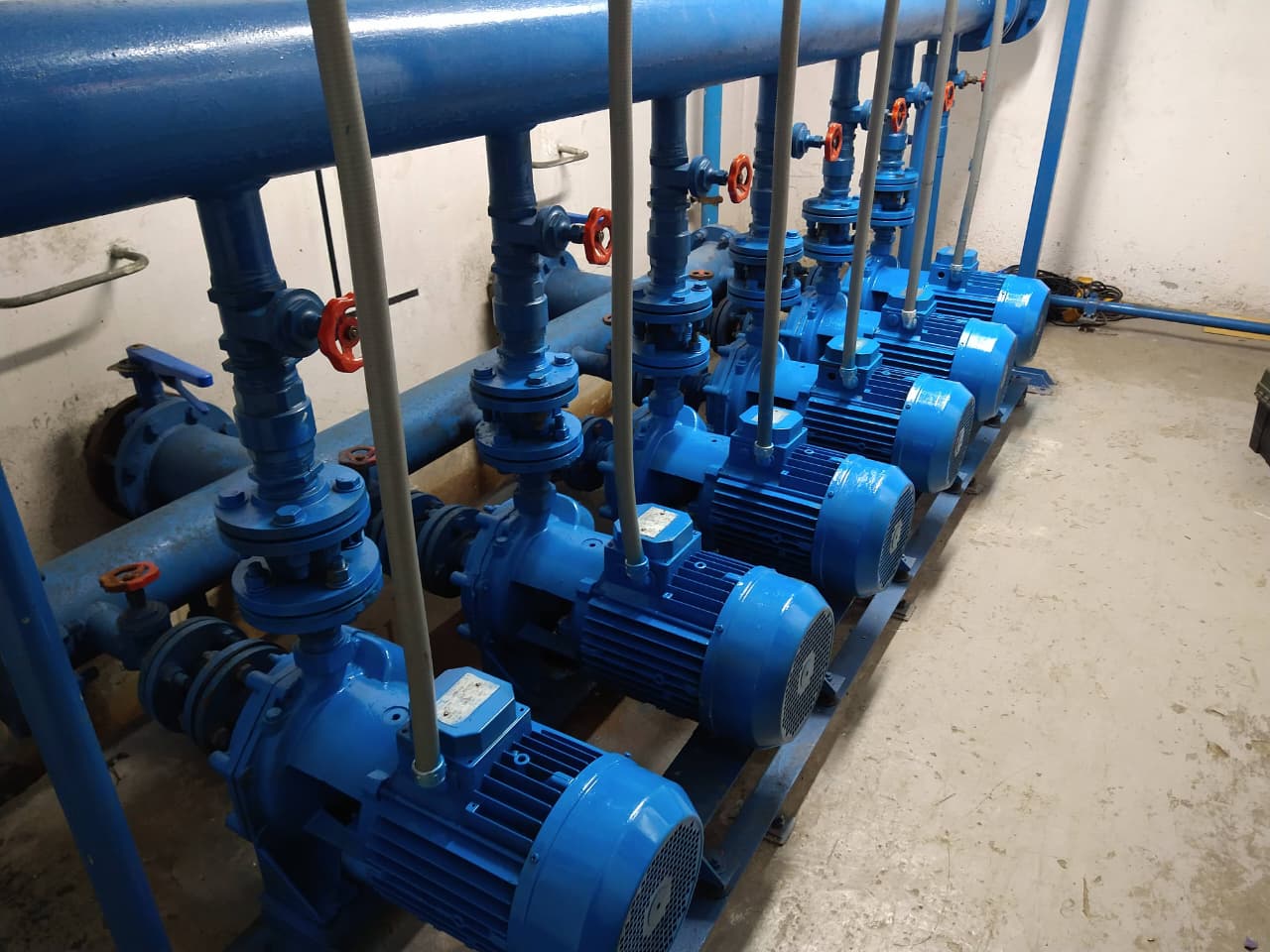 Tablero de control eléctrico en sala de bombas industriales