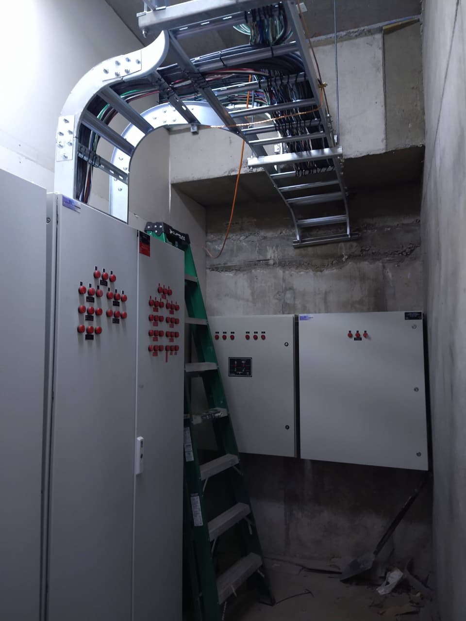 Integración de sistemas en sala eléctrica industrial